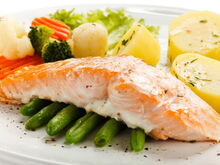 Symbolfoto Gastronomie - Lachs mit Kartoffeln und verschiedenem Gemüse