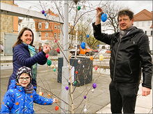 Jonas von der Kita „Löwenzahn“ schmückte gemeinsam mit seiner Kindergartengruppe sowie Bürgermeisterin Friederike Trommer und dem Leiter des Ordnungswesens, Olaf Lier, ein Birkenbäumchen am Lovosicer Platz.