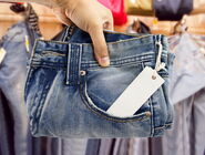 Symbolfoto Einkaufen - Hand mit Jeans