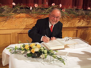 Michael Reichenbach beim Eintrag ins Ehrenbuch