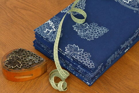 Blaudruck-Tischdecken, Model und Bandmaß