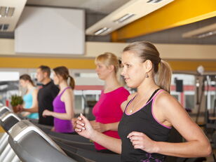 Sportler auf Laufbändern im Fitnessstudio