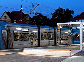 Straßenbahn an der Haltestelle am Lovisicer Platz am Abend