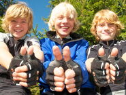 Kinder zeigen "Daumen hoch"