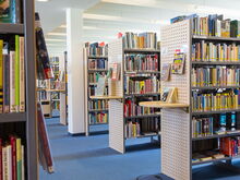 Bücherregale in der Bibliothek