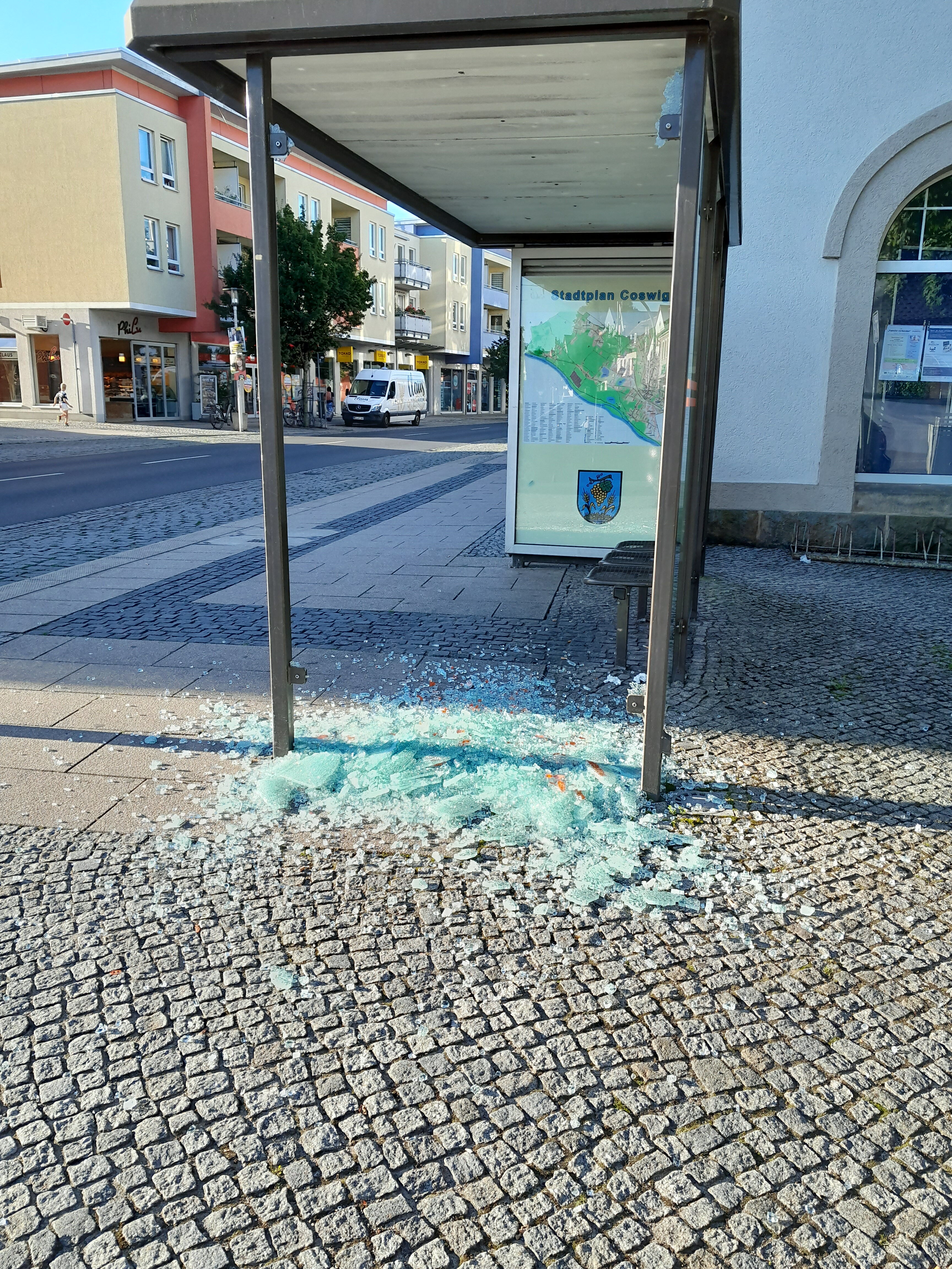 zerbrochene Glasscheibe an Buswartehäuschen