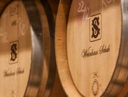Weinfässer des Weinhauses Schuh