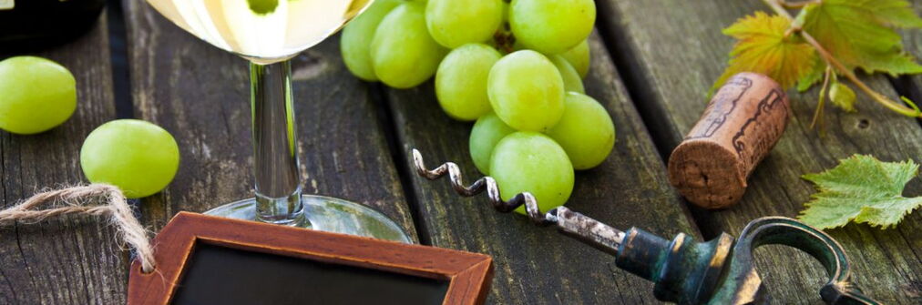 Weinglas, Korkenzieher, Weinlaub und -beeren
