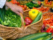 Symbolfoto Einkaufen - Hand hält Korb mit Gemüse