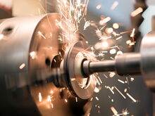 Funkenflug beim Bearbeiten von Metall