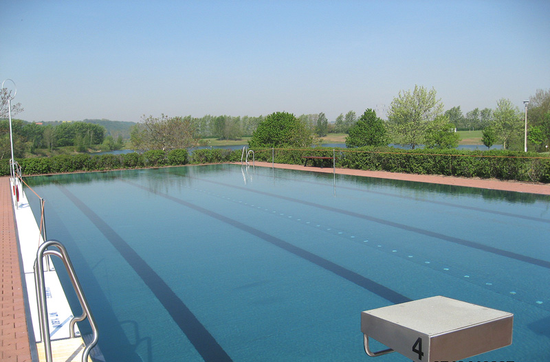 Schwimmbecken, spiegelglatt