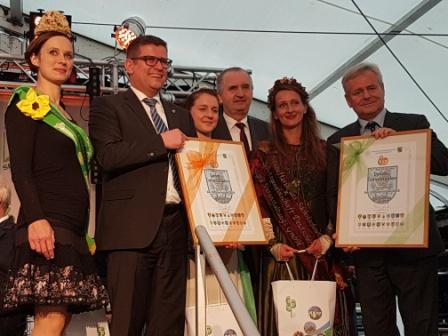 Übergabe der Urkunde