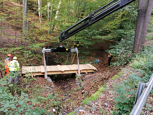 Einbau einer der neuen Brücken