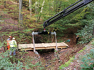 Einbau einer der neuen Brücken