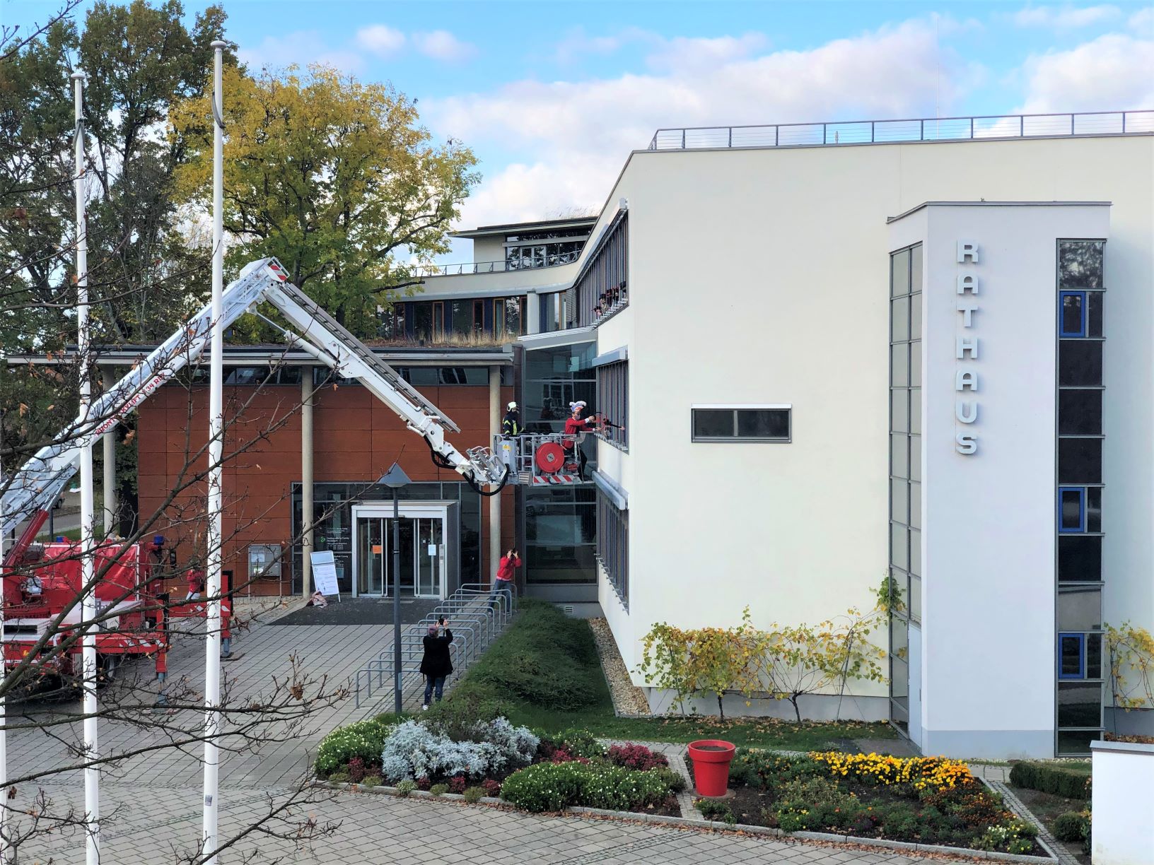 OB reicht Rathausschlüssel aus dem Fenster