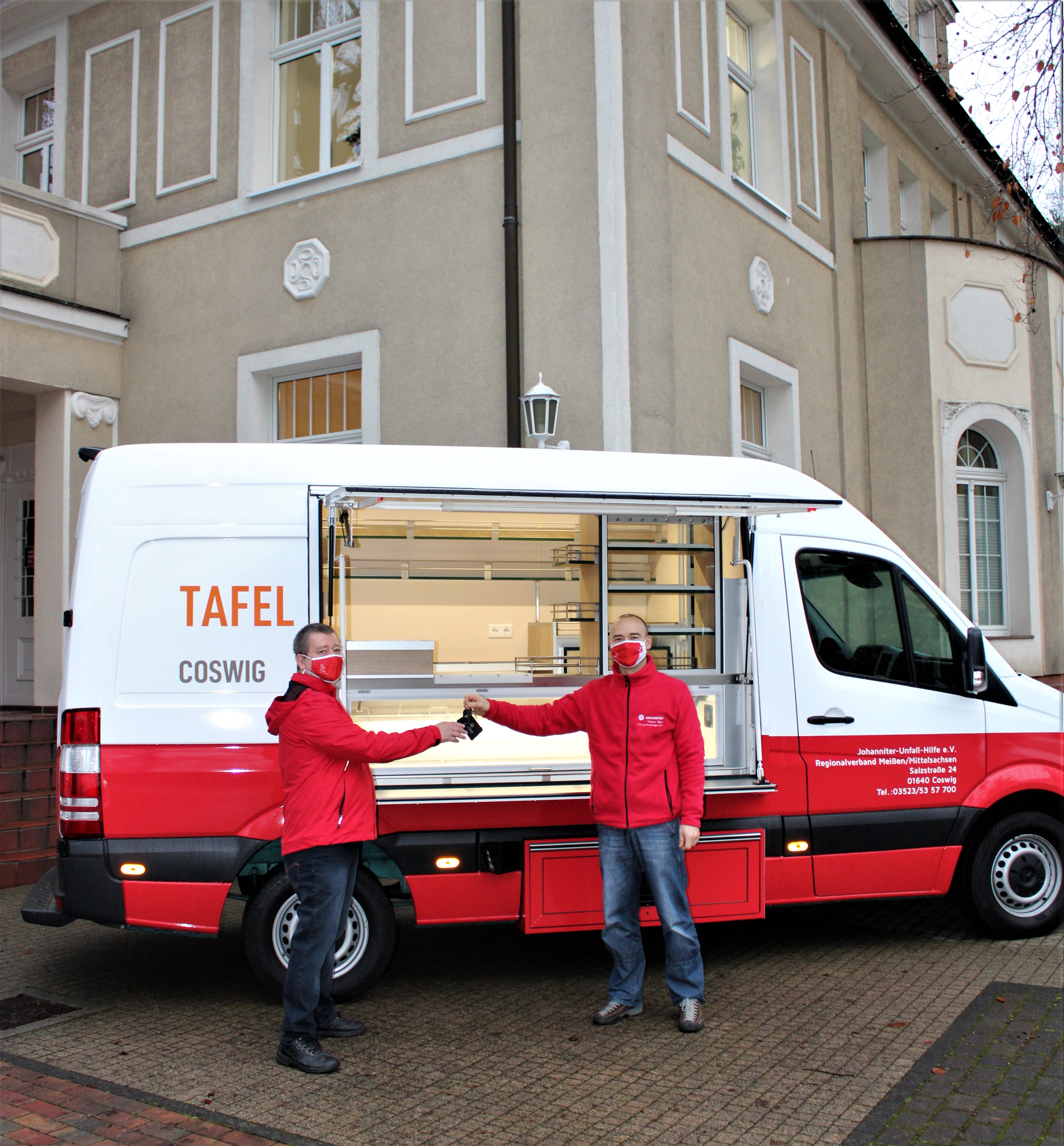 Übergabe des Schlüssels für das Fahrzeug der mobilen Coswiger Tafel der Johanniter