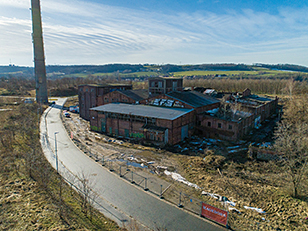 Blick von oben auf verfallene Gebäude der ehemaligen Zellstofffabrik
