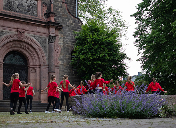 ARRIBA meets Coswig - Tänzerinnen vor Peter-Pauls-Kirche