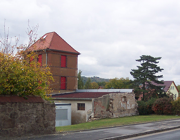 Container steht neben zerstörter Mauer