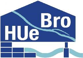 Stilisierte Haushebung und Schriftzug HUeBro