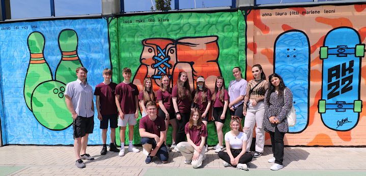 Graffiti-Künstler vor Turnhalle