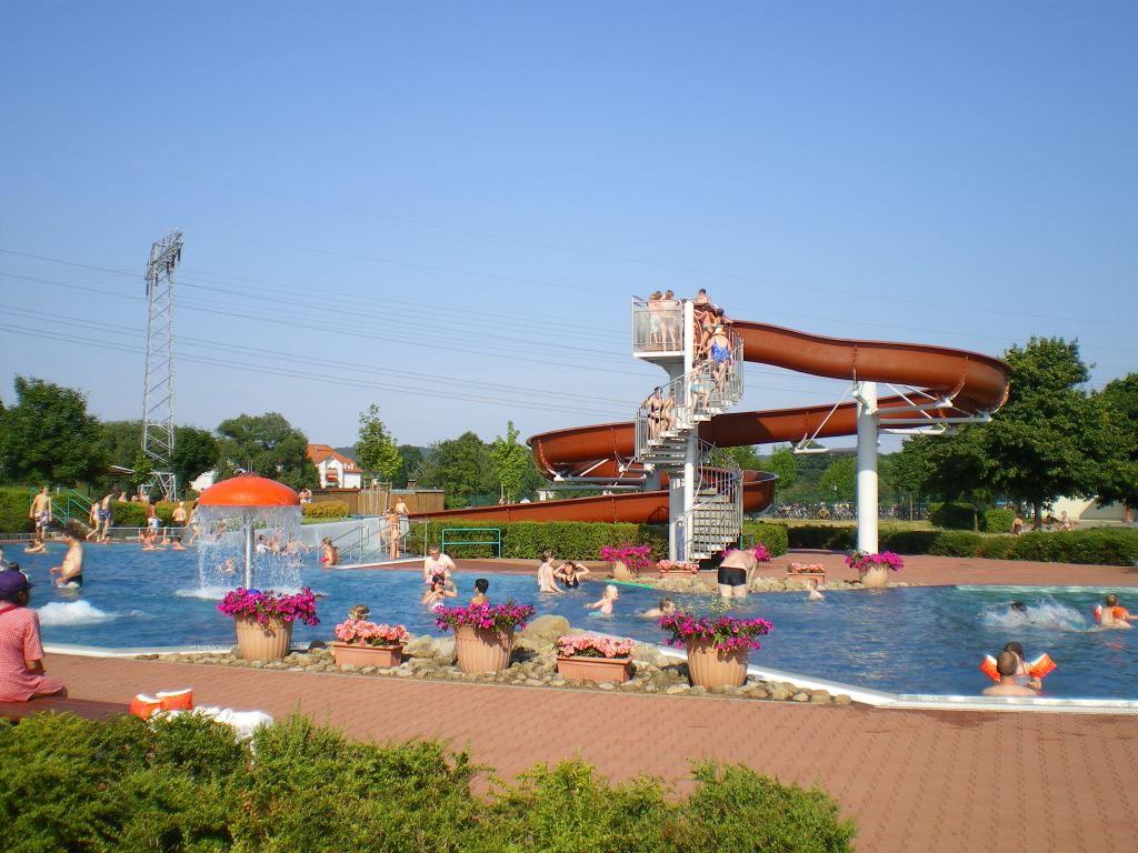 Freibad mit Rutsche