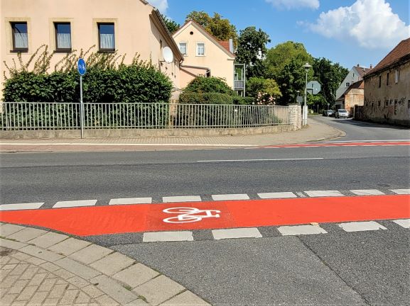 Frisch markierter Radweg Dresdner Straße-Kirchstraße