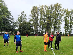 Anstoß durch OB Thomas Schubert beim Fussballturnier in Sörnewitz