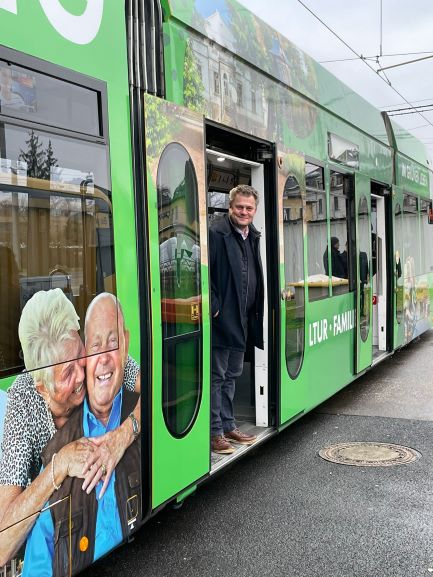 OB Thomas Schubert in der Coswig-Straßenbahn
