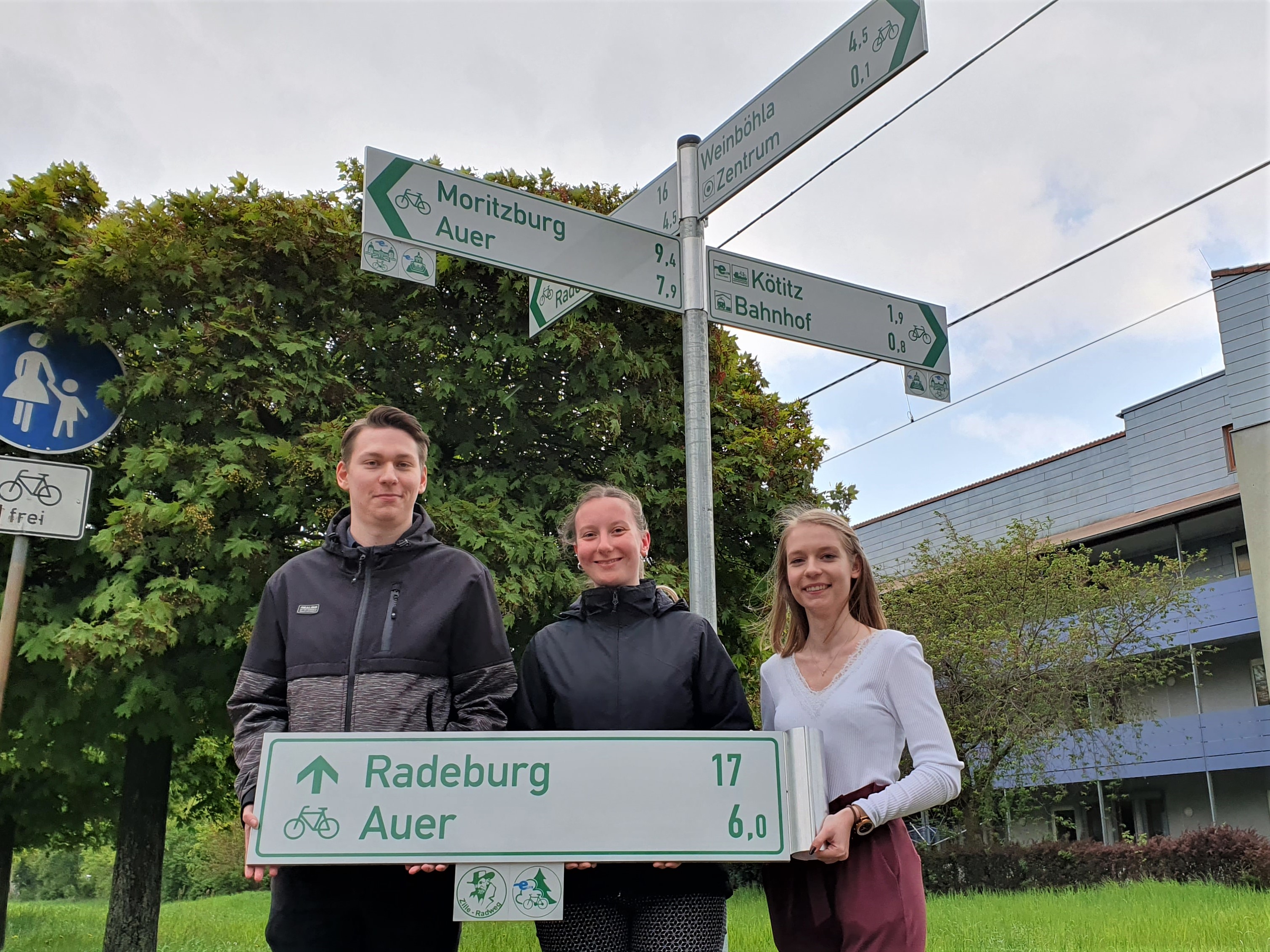 Praktikanten stellen die neuen Radwegweiser vor