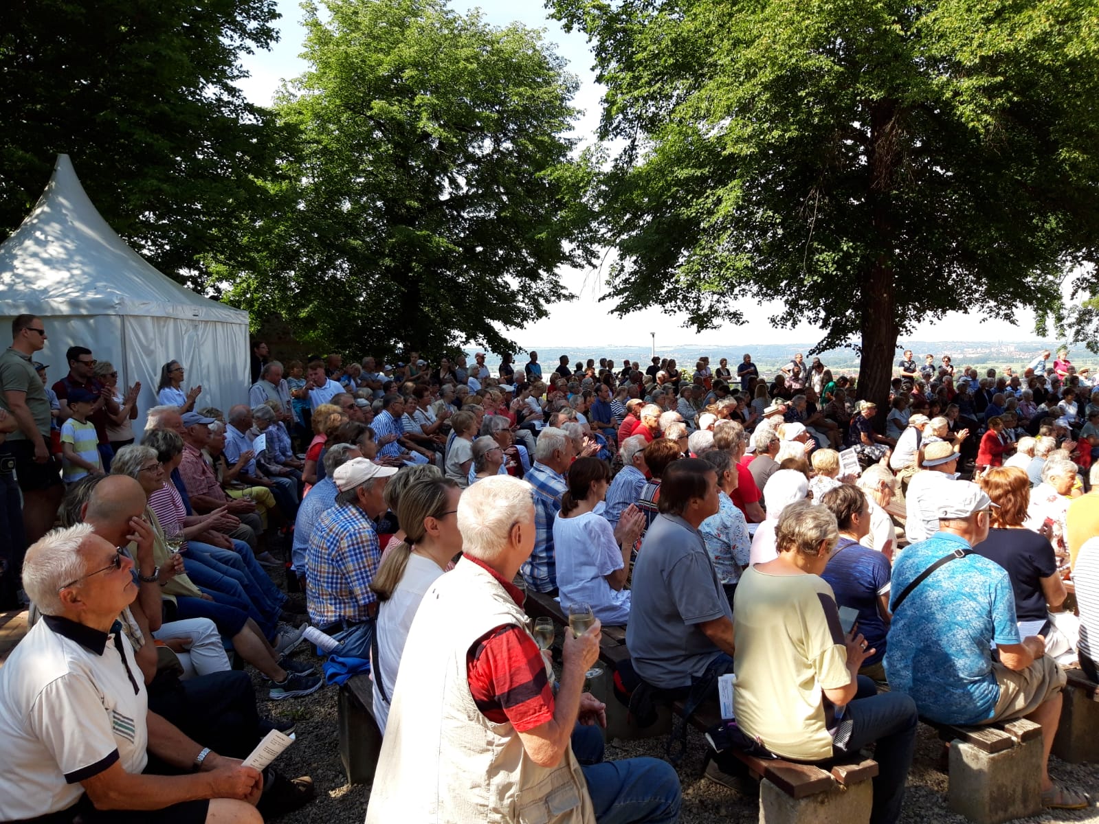 Publikum beim Pfingstsingen auf dem Gellertberg