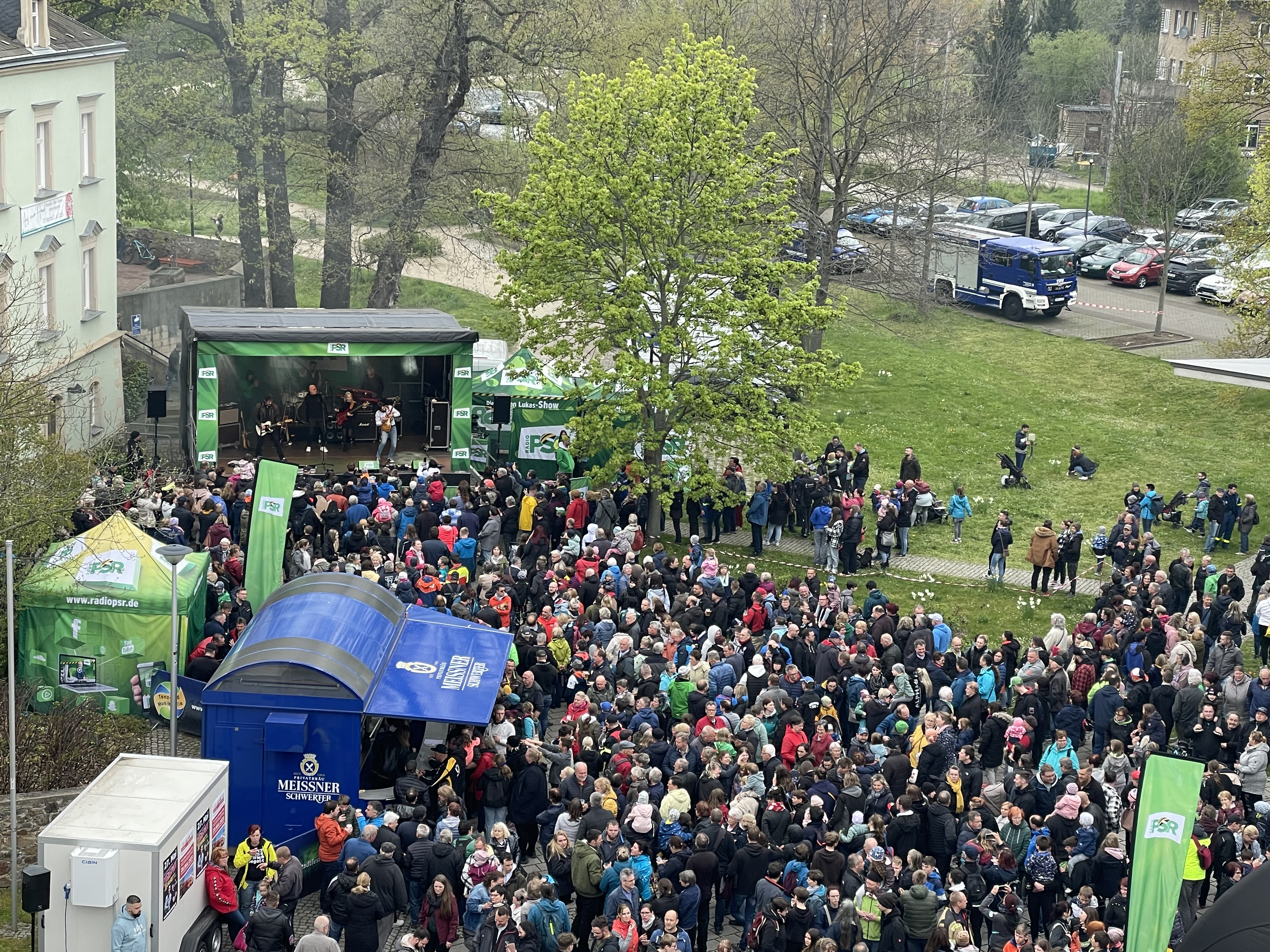 Menschenmenge vor Bühne von Radio PSR