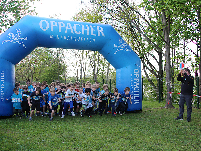 Kinder rennen beim Crosslauf