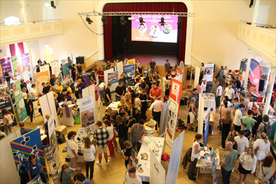 viele Aussteller und Jugendliche im großen Saal der Börse