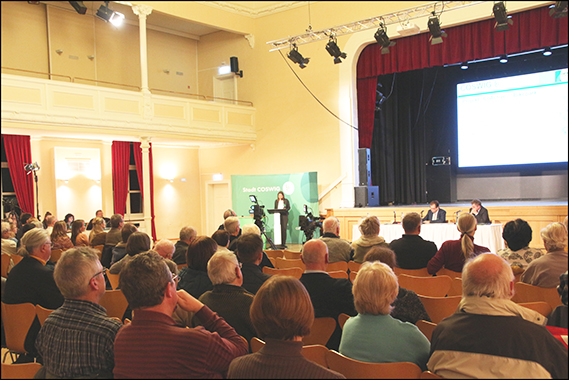 Viele Menschen sitzen im Saal der Börse.