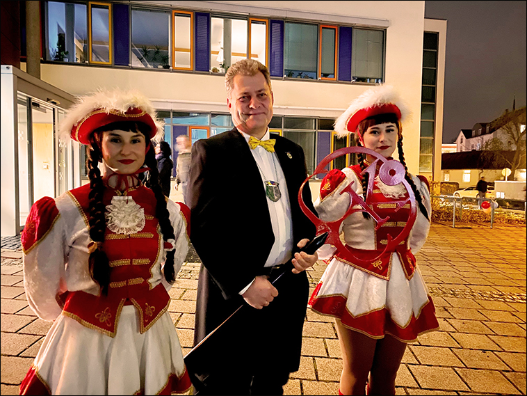 Zwei Mädchen der Funkengarde und Oberbürgermeister Thomas Schubert mit dem Rathausschlüssel in der Hand