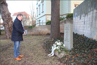 Oberbürgermeister Thomas Schubert steht am Gedenkstein