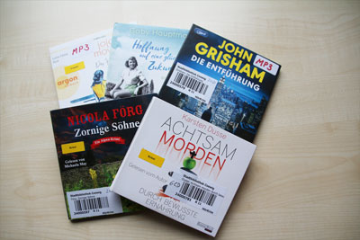 Fünf verschiedene Hörbücher liegen auf dem Tisch.