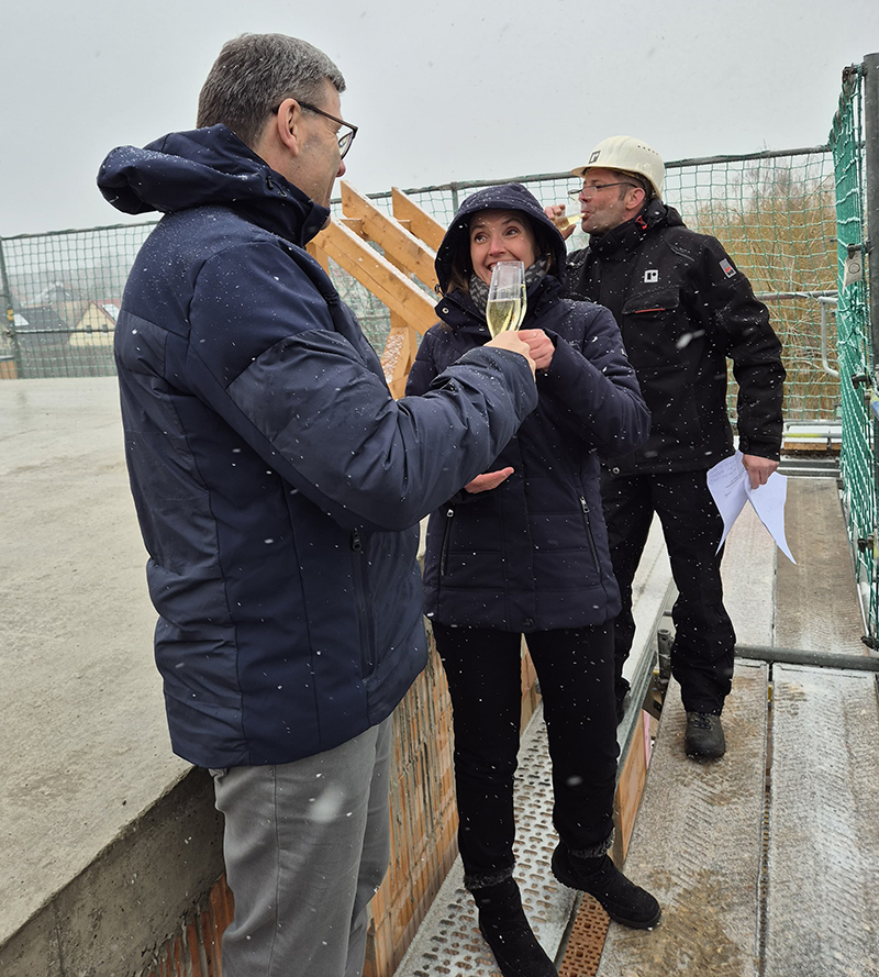 Richtfest. v.l.: Schulleiter Mathias Müller, Bürgermeisterin Friederike Trommer, Polier auf dem Dach