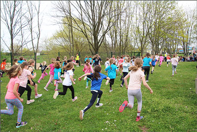 Kinder rennen beim Crosslauf