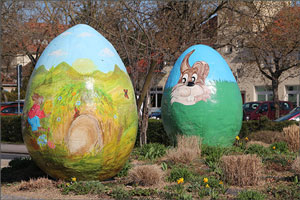 Zwei große bunte Ostereier stehen in der Mitte des Kreisverkehrs