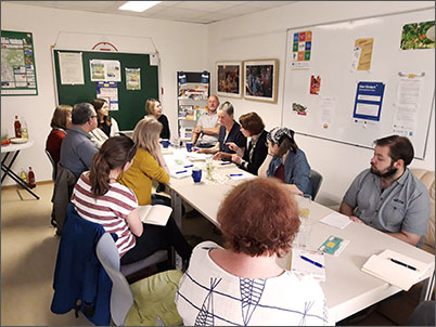 viele Leute sitzen an einem Tisch