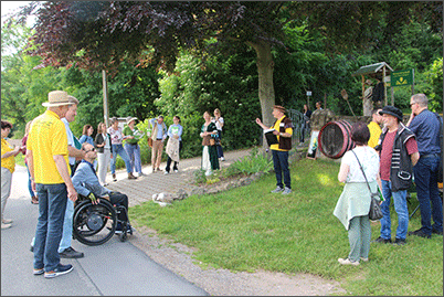 Personen stehen in Sörnewitz am Boselblick im Rahmen des Wettbewerbs "Unser Dorf hat Zukunft" 2025