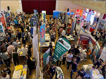 viele Aussteller und Jugendliche im großen Saal der Börse