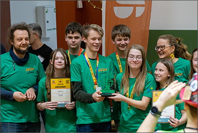 Jugendliche erhalten einen Preis, Foto: Nils Schlupeck