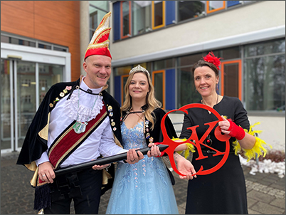 Schlüsselübergabe durch das Prinzenpaar Julia I. und Sebastian II. an die Bürgermeisterin Friederike Trommer.