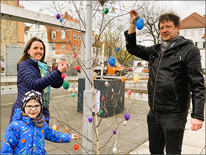 Jonas von der Kita „Löwenzahn“ schmückte gemeinsam mit seiner Kindergartengruppe sowie Bürgermeisterin Friederike Trommer und dem Leiter des Ordnungswesens, Olaf Lier, ein Birkenbäumchen am Lovosicer Platz.