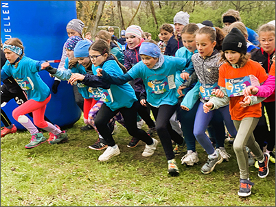 viele Kinder beim Crosslauf