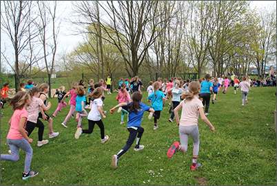 Coswiger Crosslauf 2025: Junge Läuferinnen und Läufer geben ihr Bestes auf der Strecke rund um den Badesee Coswig-Kötitz.