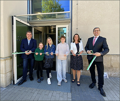 Bei der Einweihung des Erweiterungsbaus der Oberschule Coswig-Kötitz (v. l.): Oberbürgermeister Thomas Schubert, die Schülerinnen Paula und Helena, Schüler Oskar, Bürgermeisterin Friederike Trommer und Schulleiter Mathias Müller.